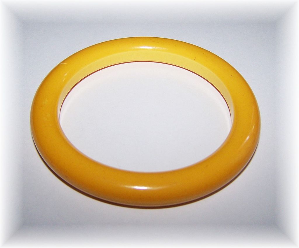 Cream of Corn Bakelite Bangle Bracelet Cream of Corn Bakelite Bangle Bracelet