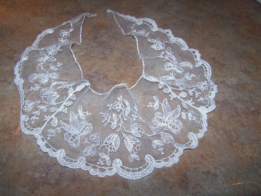 Lovely Delicate White Lace Collar Floral Bow Motif Lovely Delicate White Lace Collar Floral Bow Motif