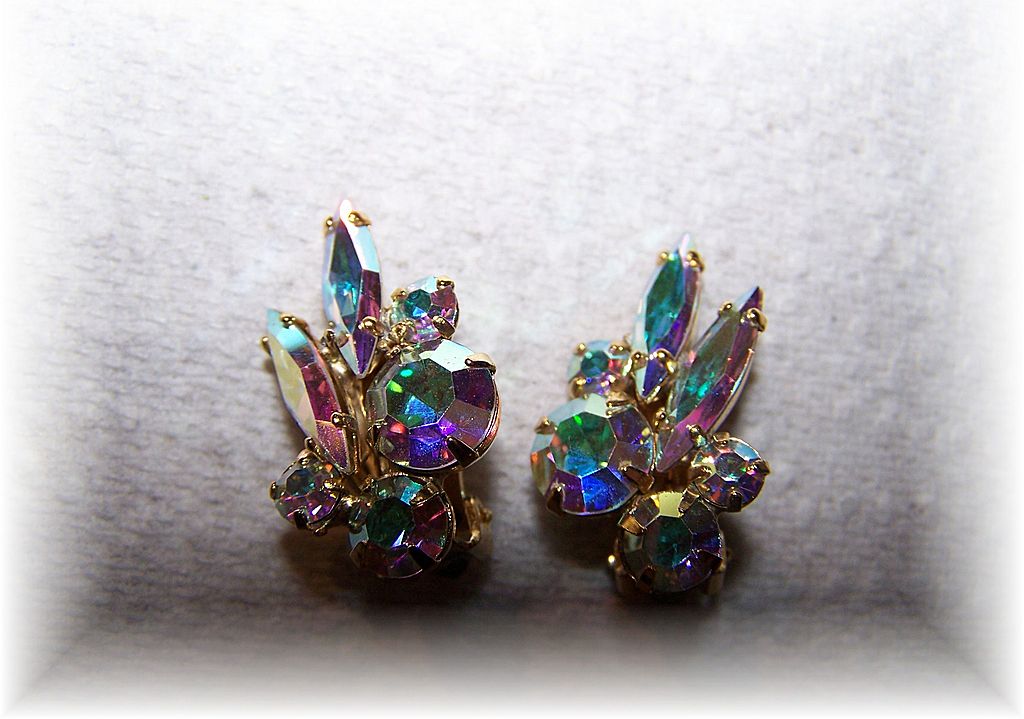 Pretty Vintage Aurora Borealis Brooch & Earring Demi-Parure Pretty Vintage Aurora Borealis Brooch & Earring Demi-Parure
