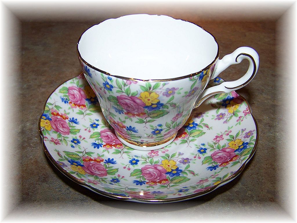 Pretty Mixed Floral Chintz Demi - Tasse Grosvenor Bone China Pretty Mixed Floral Chintz Demi - Tasse Grosvenor Bone China