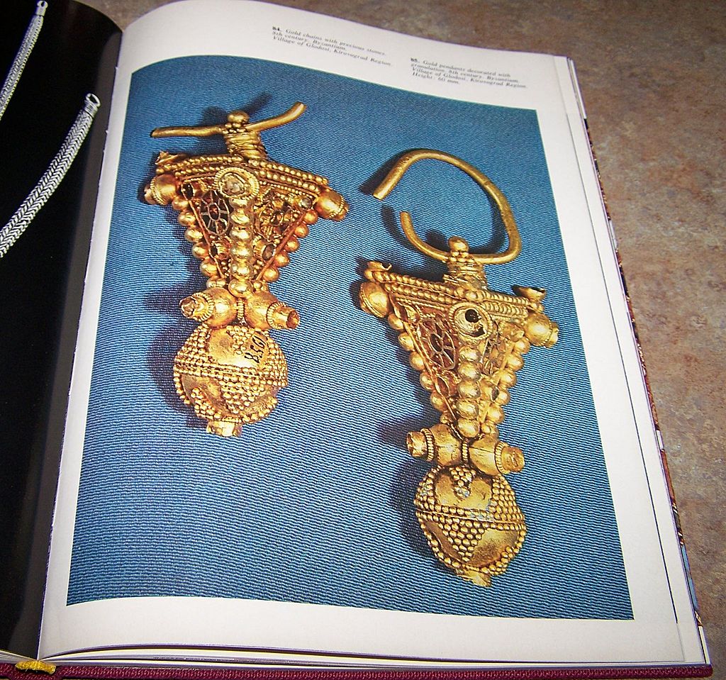 H.C. Book " The Kiev Museum Of Historic Treasures " C. 1974 H.C. Book " The Kiev Museum Of Historic Treasures " C. 1974