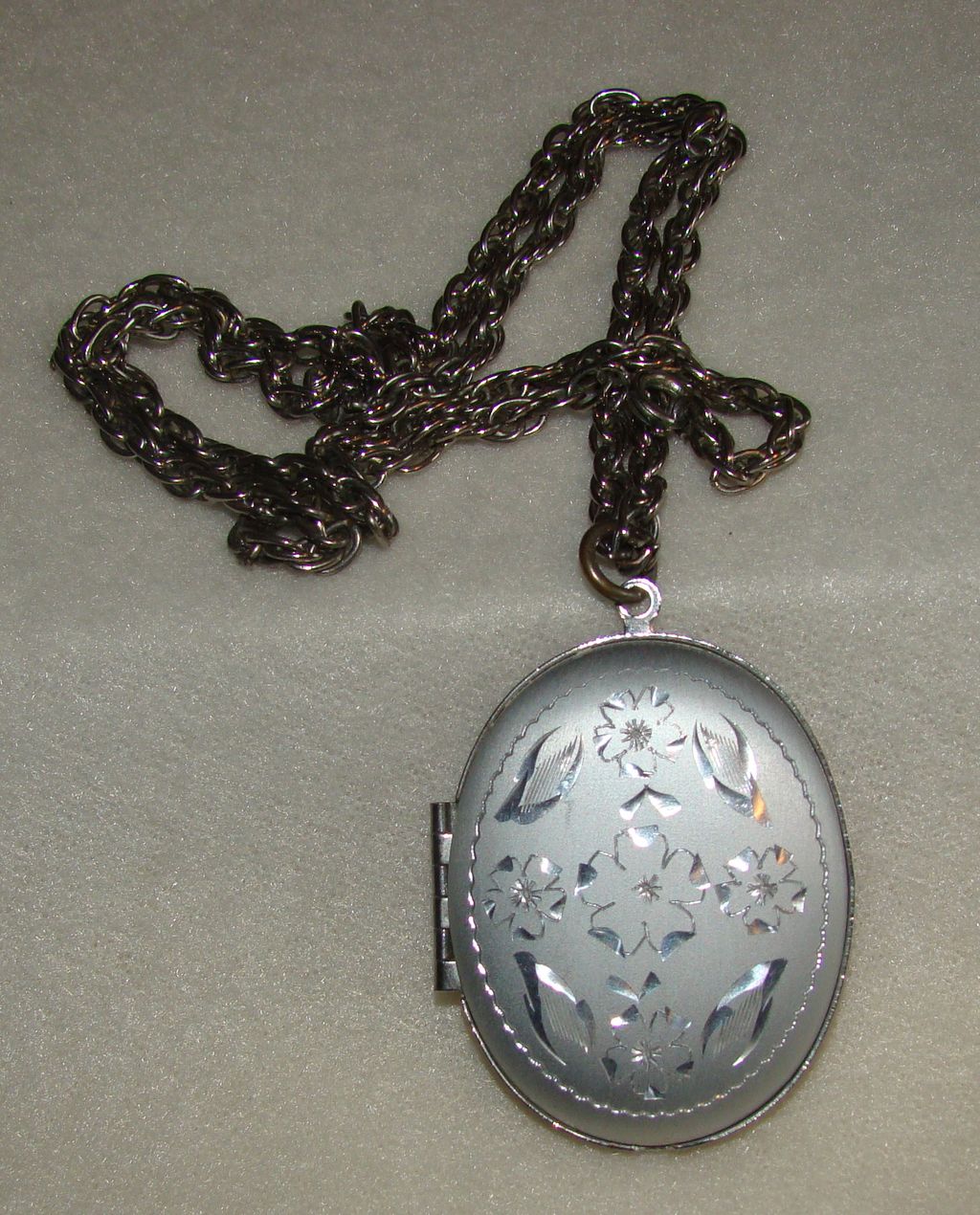 Etched Flowers in Silvertone Photo Locket Necklace Etched Flowers in Silvertone Photo Locket Necklace