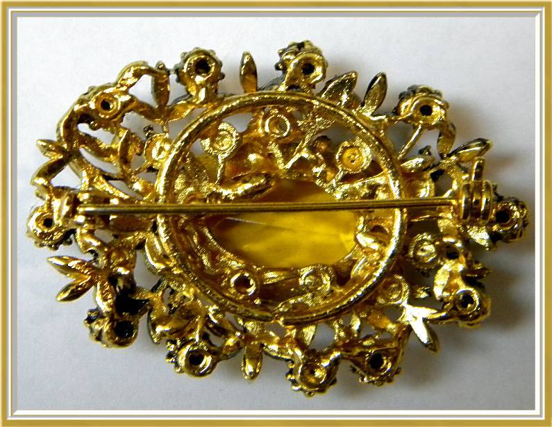 Gorgeous Vintage Gold Glass & Rhinestone Pin / BRooch Gorgeous Vintage Gold Glass & Rhinestone Pin / BRooch