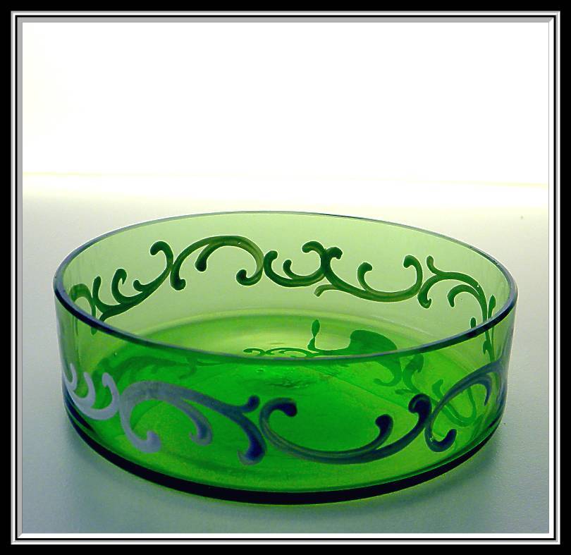 Vintage Mary Gregory Blown Green Glass Covered Powder Box Vintage Mary Gregory Blown Green Glass Covered Powder Box