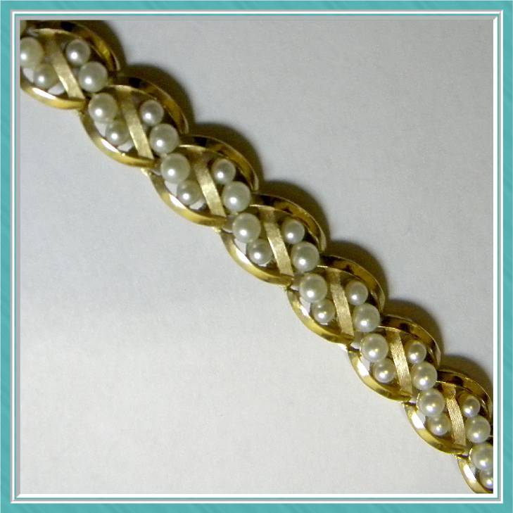 Trifari Signed Gold Colored Metal & Pearls Vintage Necklace Trifari Signed Gold Colored Metal & Pearls Vintage Necklace