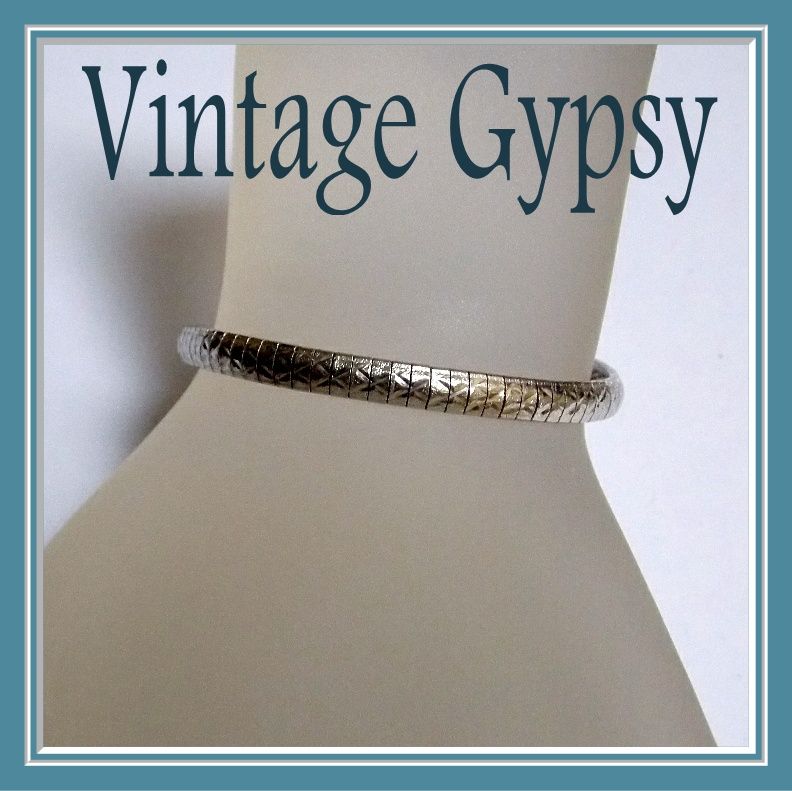 1960's Vintage Italian Sterling Silver Feminine Dainty Bracelet 1960's Vintage Italian Sterling Silver Feminine Dainty Bracelet