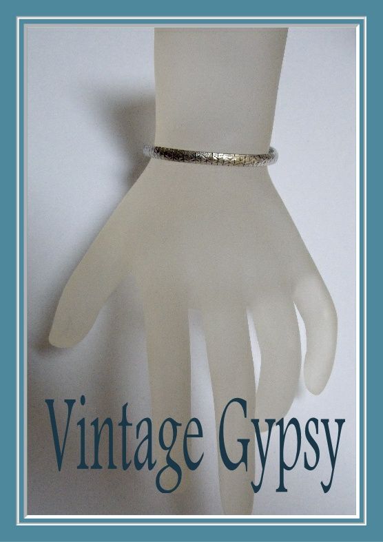 1960's Vintage Italian Sterling Silver Feminine Dainty Bracelet 1960's Vintage Italian Sterling Silver Feminine Dainty Bracelet
