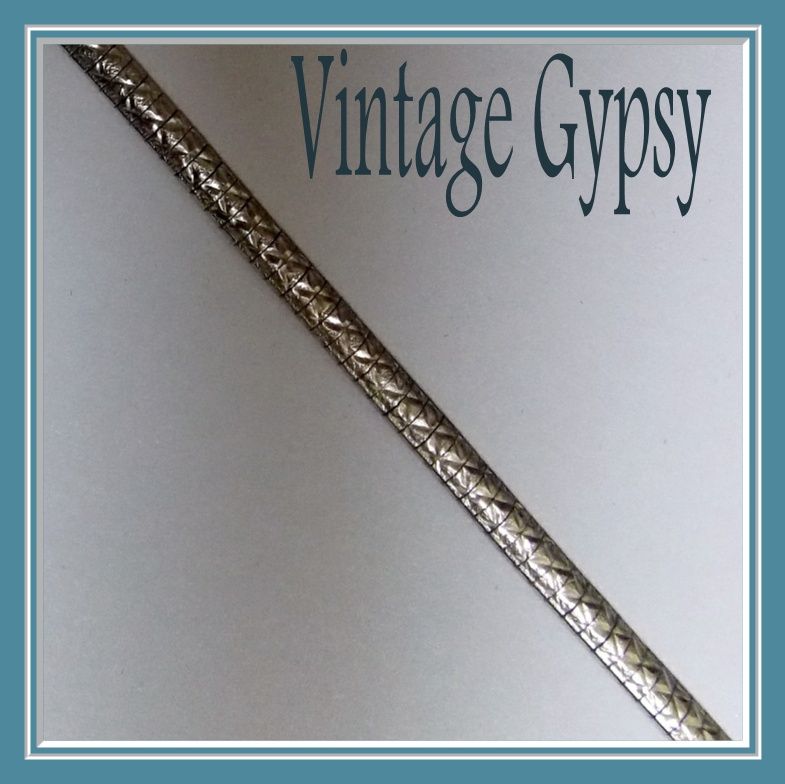 1960's Vintage Italian Sterling Silver Feminine Dainty Bracelet 1960's Vintage Italian Sterling Silver Feminine Dainty Bracelet