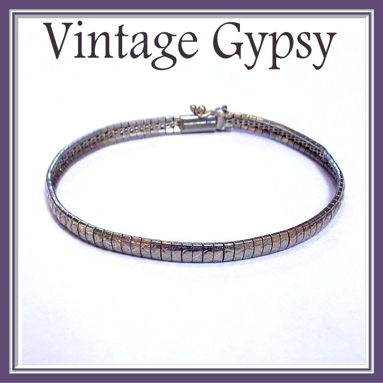 1960's Vintage Italian Sterling Silver Feminine Dainty Bracelet 1960's Vintage Italian Sterling Silver Feminine Dainty Bracelet