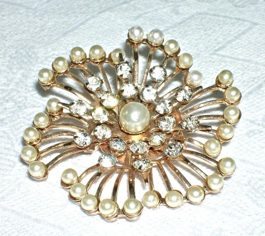 Lovely Vintage Pinwheel Faux Pearl Bright Clear Rhinestone Brooch 1950's Lovely Vintage Pinwheel Faux Pearl Bright Clear Rhinestone Brooch 1950's