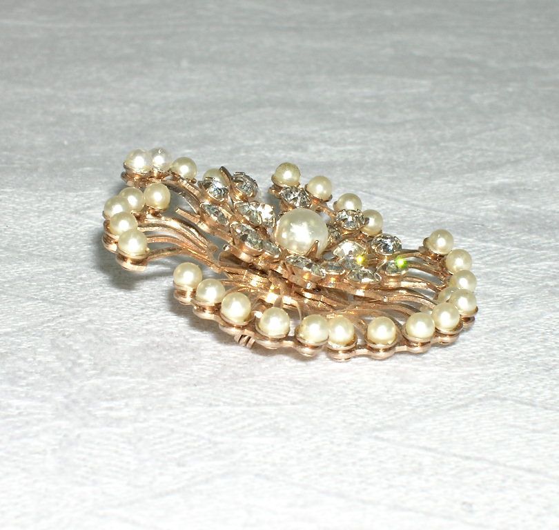 Lovely Vintage Pinwheel Faux Pearl Bright Clear Rhinestone Brooch 1950's Lovely Vintage Pinwheel Faux Pearl Bright Clear Rhinestone Brooch 1950's