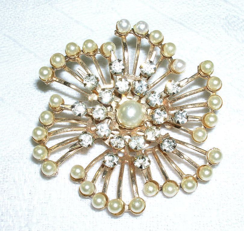 Lovely Vintage Pinwheel Faux Pearl Bright Clear Rhinestone Brooch 1950's Lovely Vintage Pinwheel Faux Pearl Bright Clear Rhinestone Brooch 1950's