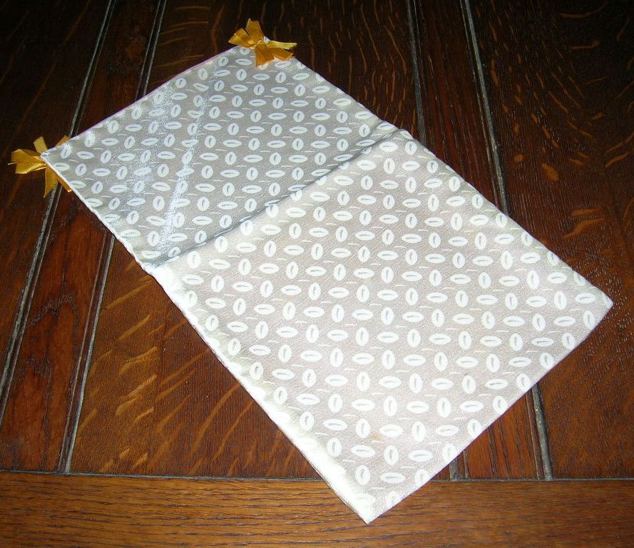 Beautiful Vintage Handkerchief/Hanky Kerchiefs Holder Hand Painted Beautiful Vintage Handkerchief/Hanky Kerchiefs Holder Hand Painted
