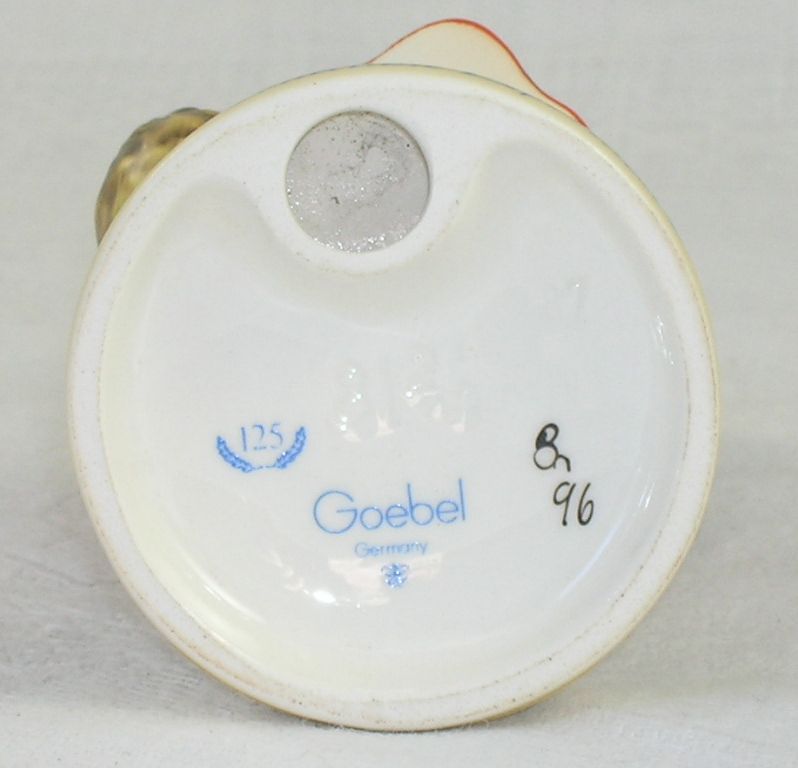 Endearing Goebel Hummel Figurine International Collectible Exposition School Girl #81 Endearing Goebel Hummel Figurine International Collectible Exposition School Girl #81