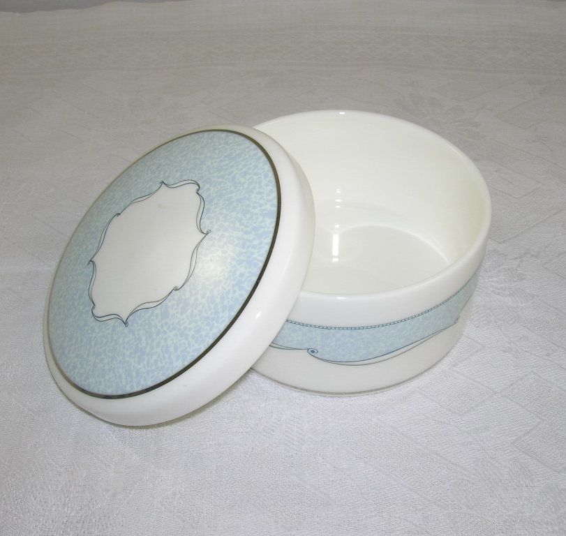 Wedgwood Venice Bone China Vanity Dresser Powder Box/Jar Original Box Wedgwood Venice Bone China Vanity Dresser Powder Box/Jar Original Box