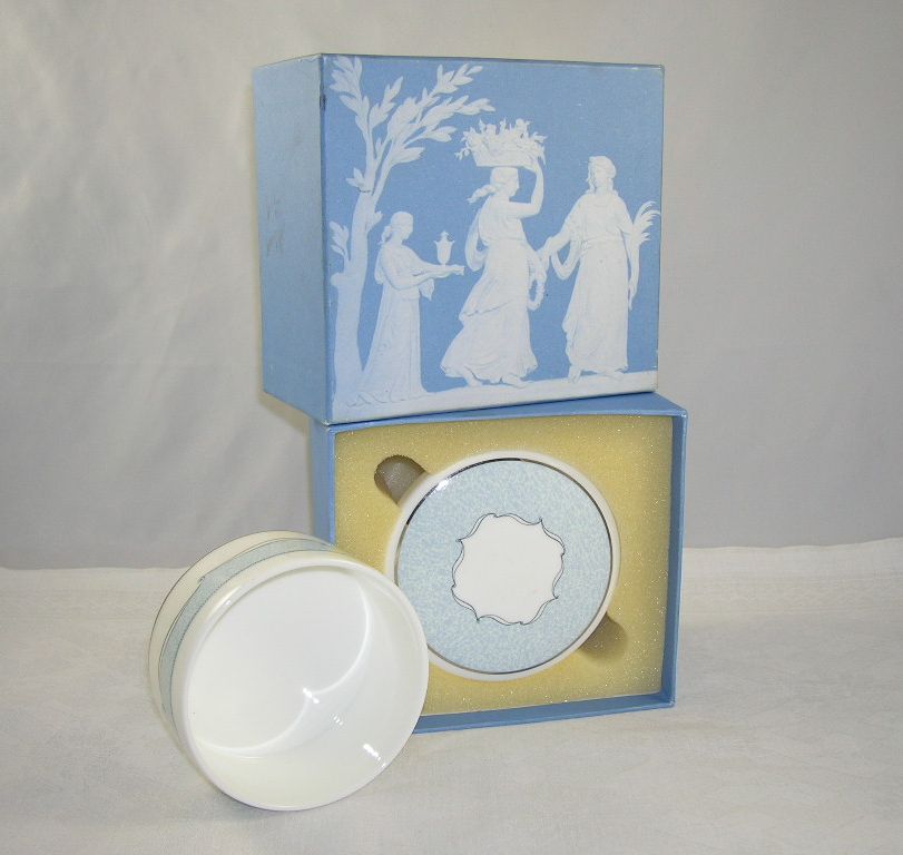 Wedgwood Venice Bone China Vanity Dresser Powder Box/Jar Original Box Wedgwood Venice Bone China Vanity Dresser Powder Box/Jar Original Box