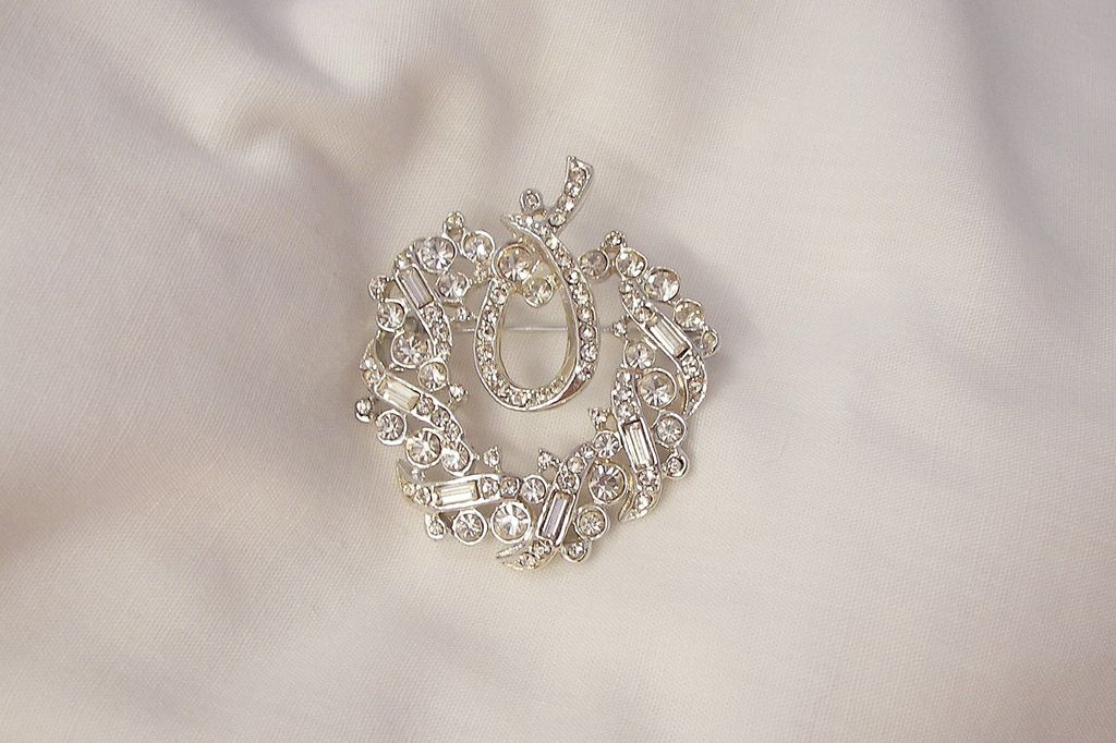 Stunning Art Deco All Rhinestone Brooch Baguettes and pave rounds Rhodium Plated Exellent condition Stunning Art Deco All Rhinestone Brooch Baguettes and pave rounds Rhodium Plated Exellent condition