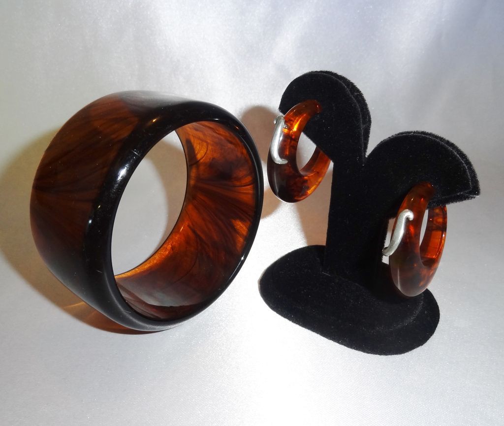 Vintage Translucent Brown Lucite Hoop Earrings with Silvertone Metal Accents Vintage Translucent Brown Lucite Hoop Earrings with Silvertone Metal Accents