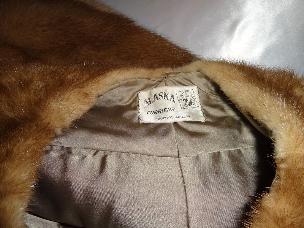 Vintage Elegant 1960's Mink Stole with Collar by Alaska Furriers Vintage Elegant 1960's Mink Stole with Collar by Alaska Furriers