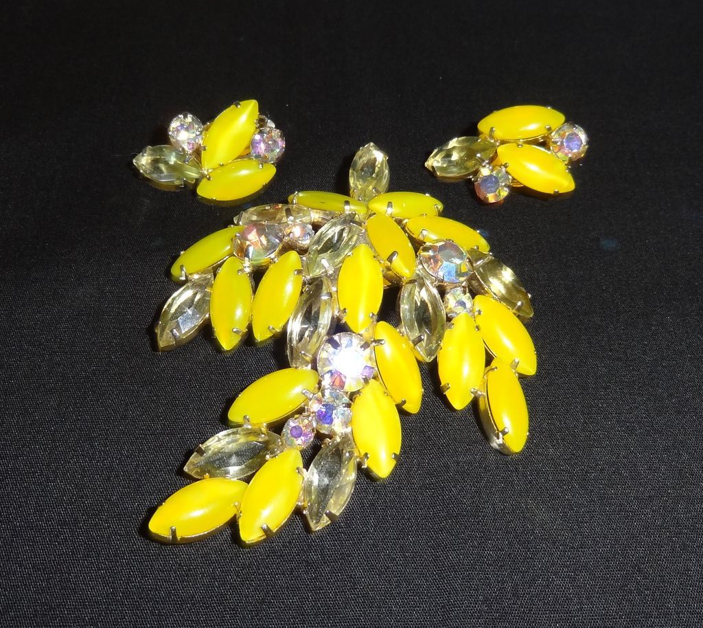 Stunning DeLizza & Elster Tiered Yellow Rhinestone Brooch and Earring Set Stunning DeLizza & Elster Tiered Yellow Rhinestone Brooch and Earring Set