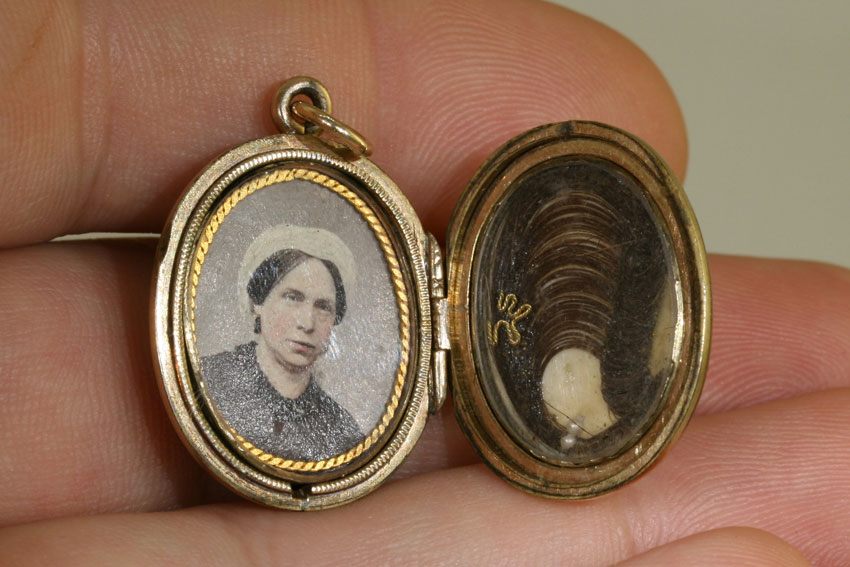 Antique 9k Victorian Enameled Memorial Locket c.1860 Antique 9k Victorian Enameled Memorial Locket c.1860