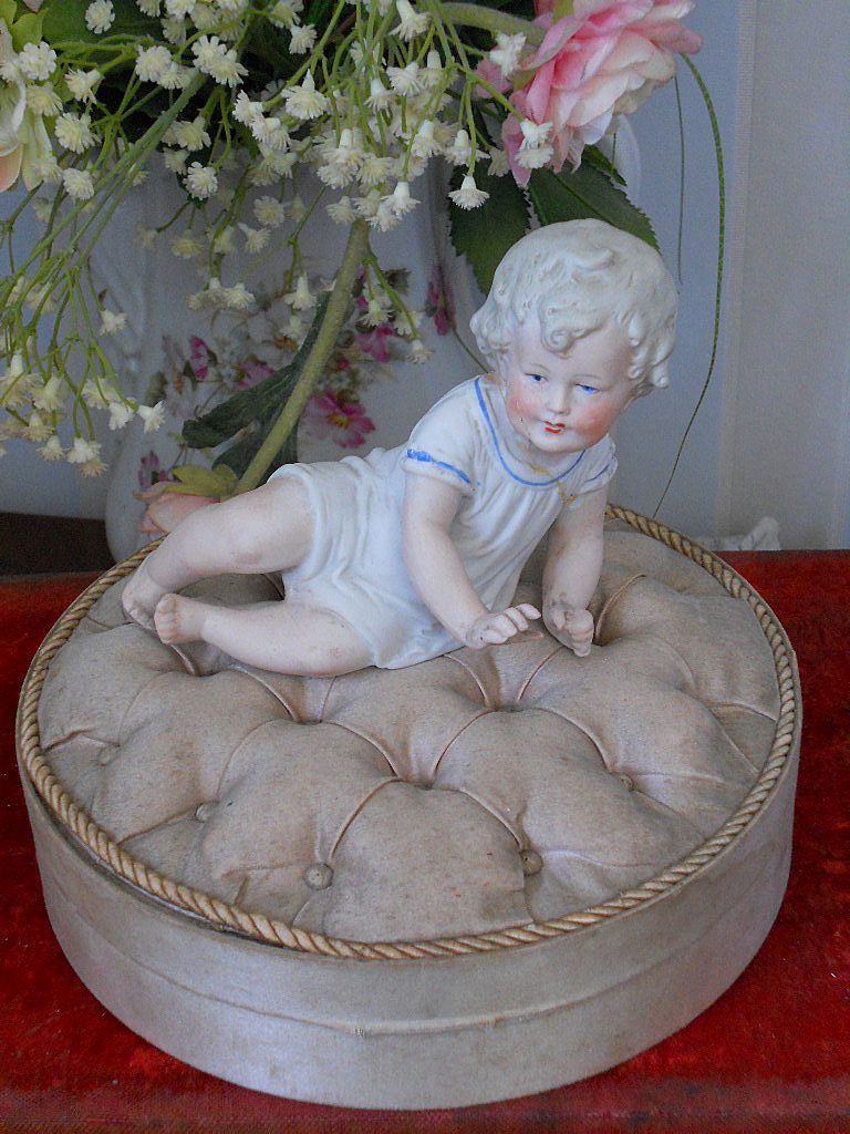 ~~~ Nice Silk Covered Candy-Box for Doll Display ~~~ ~~~ Nice Silk Covered Candy-Box for Doll Display ~~~
