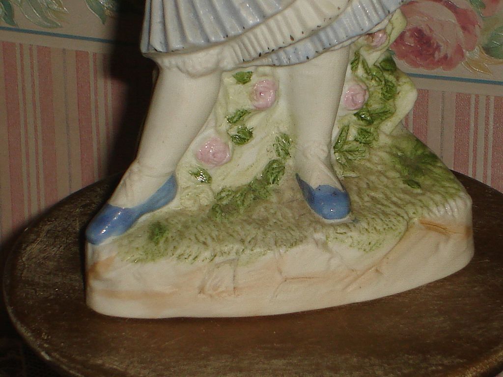 ~~~ Pretty Heubach Dancing Girl - Figurine ~~~ ~~~ Pretty Heubach Dancing Girl - Figurine ~~~