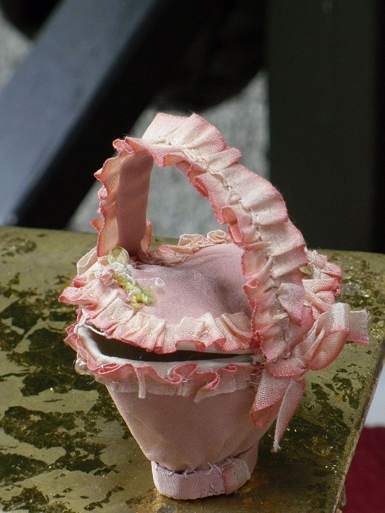 ~~~ Superb Rose Antique Fashion Doll Silk Basket / France circa 1890th. ~~~ ~~~ Superb Rose Antique Fashion Doll Silk Basket / France circa 1890th. ~~~
