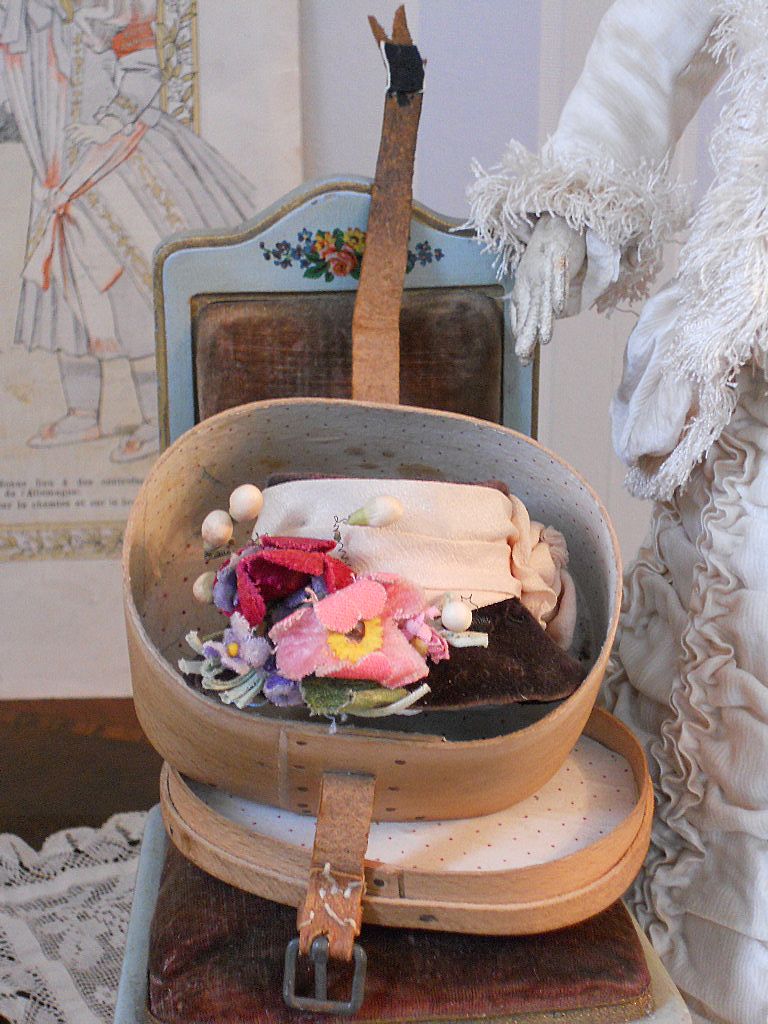 ~~~ Superb all original Antique Fashion Doll Hat with Box / 1875 ~~~ ~~~ Superb all original Antique Fashion Doll Hat with Box / 1875 ~~~
