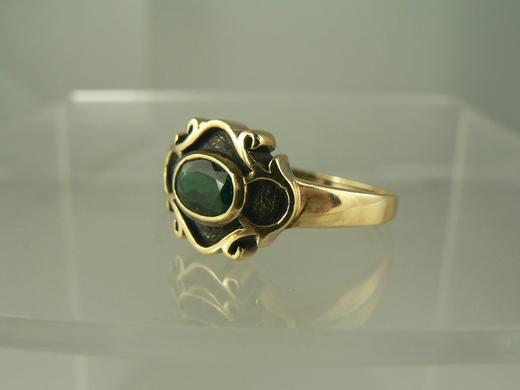Lovely Green Tourmaline Ring~14k~Size 8. Lovely Green Tourmaline Ring~14k~Size 8.