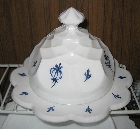 Blue Onion Milk Glass Cheese Dish L.E. Smith Dominion with Delft Blue Onion Milk Glass Cheese Dish L.E. Smith Dominion with Delft