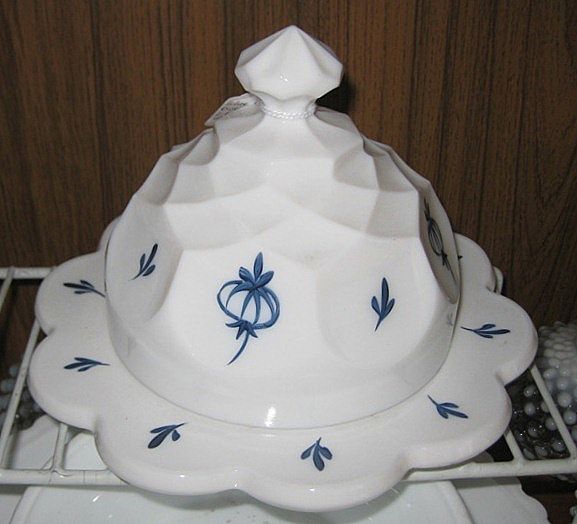Blue Onion Milk Glass Cheese Dish L.E. Smith Dominion with Delft Blue Onion Milk Glass Cheese Dish L.E. Smith Dominion with Delft