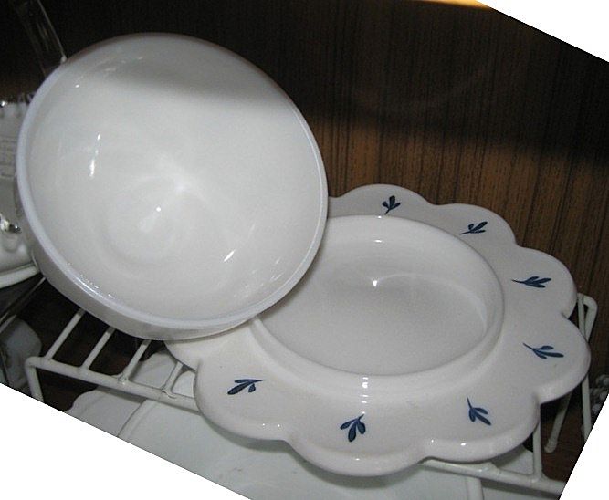 Blue Onion Milk Glass Cheese Dish L.E. Smith Dominion with Delft Blue Onion Milk Glass Cheese Dish L.E. Smith Dominion with Delft
