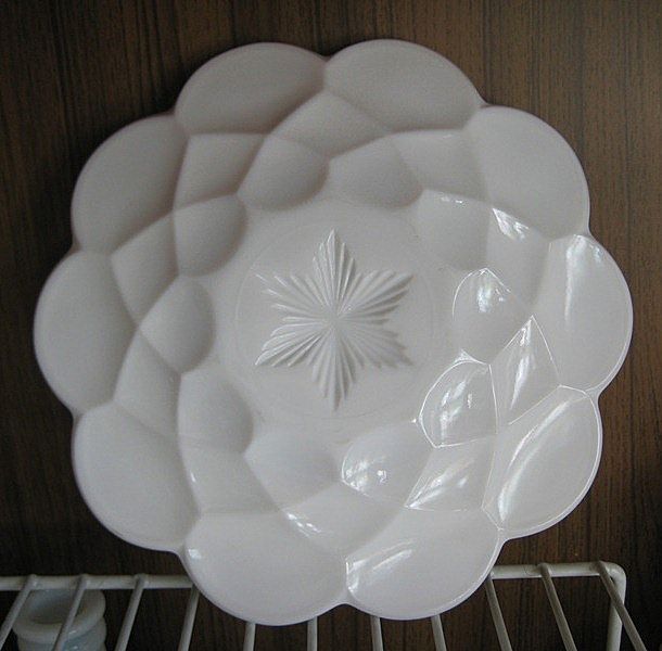 Blue Onion Milk Glass Cheese Dish L.E. Smith Dominion with Delft Blue Onion Milk Glass Cheese Dish L.E. Smith Dominion with Delft