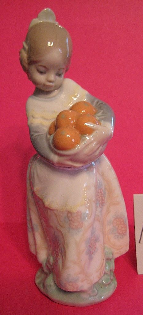 Lladro #4841 Valencian Girl Lladro #4841 Valencian Girl