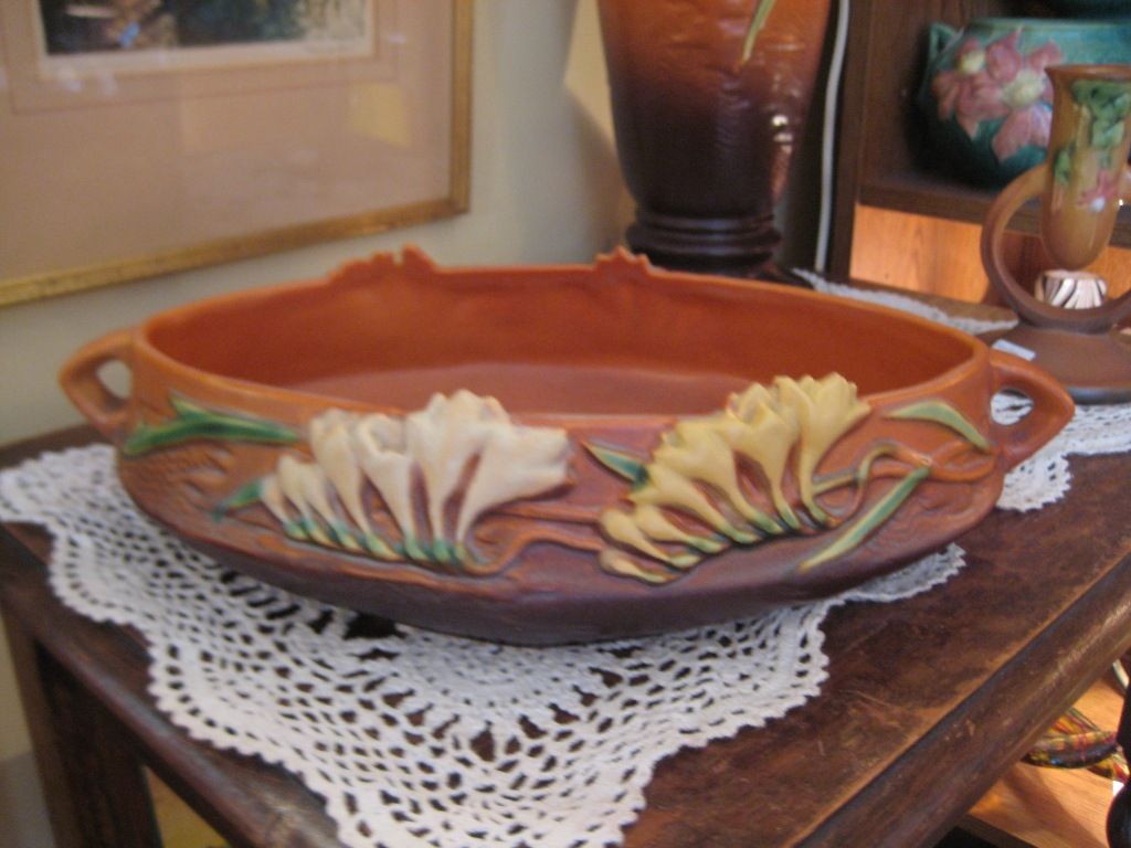 Roseville Freesia Console Bowl 466-10 Roseville Freesia Console Bowl 466-10