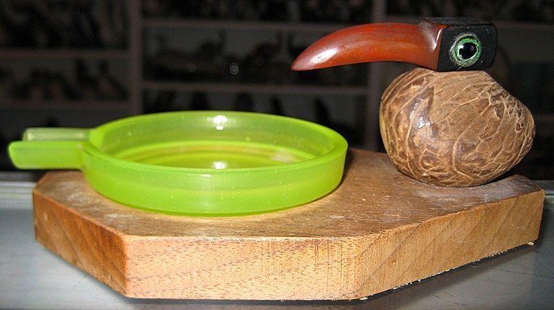 Vaseline Glass, Bakelite, Nut, Bird Ashtray Vaseline Glass, Bakelite, Nut, Bird Ashtray