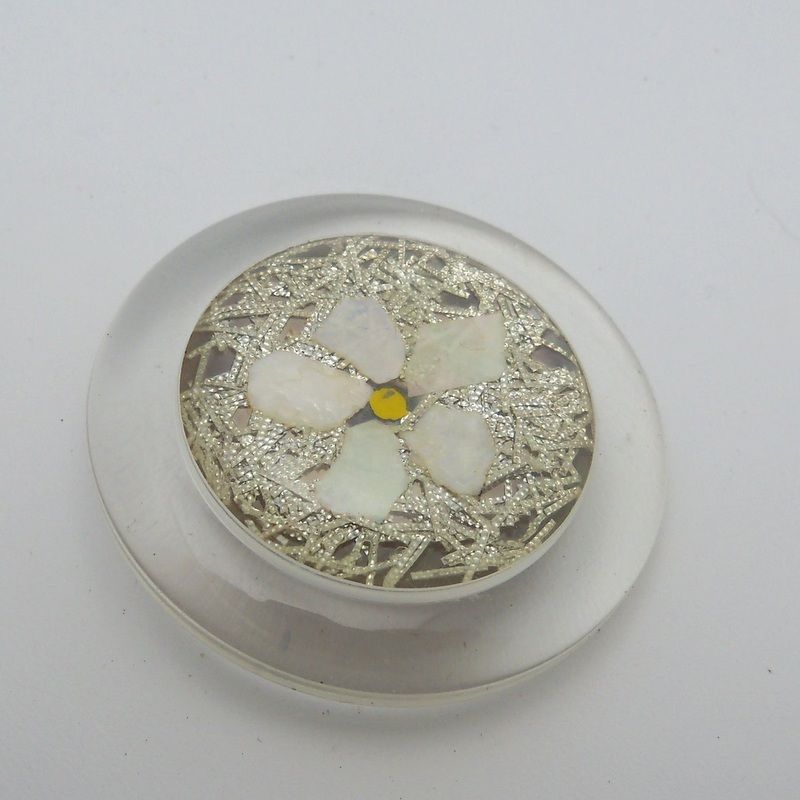 Extra Large Clear Acrylic Button with MOP Daisy Flower Extra Large Clear Acrylic Button with MOP Daisy Flower