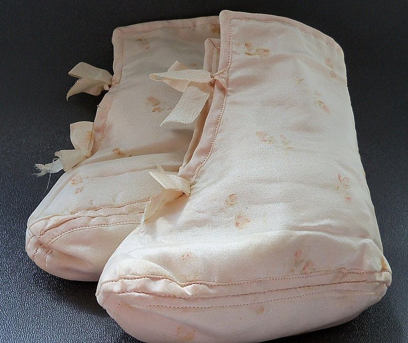 So Cute Pink Silk Baby Booties So Cute Pink Silk Baby Booties