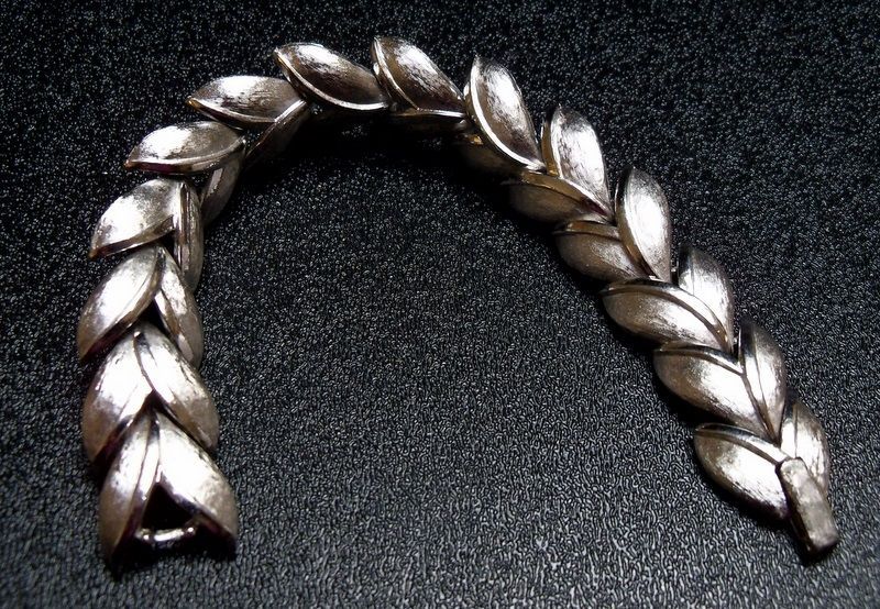 Crown Trifari Silver Metal Leaf Design Bracelet Crown Trifari Silver Metal Leaf Design Bracelet