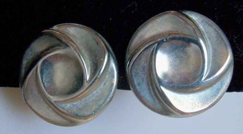 Silver Metal Swirl Clip on Earrings Silver Metal Swirl Clip on Earrings