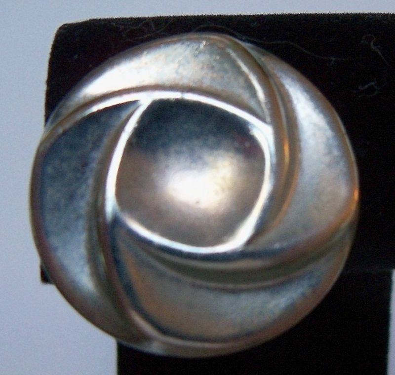 Silver Metal Swirl Clip on Earrings Silver Metal Swirl Clip on Earrings