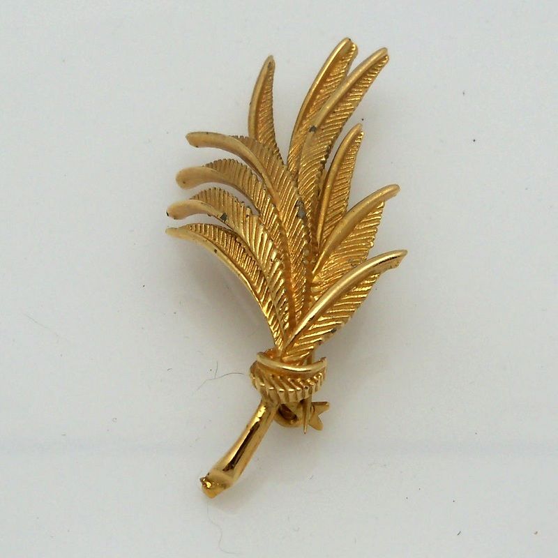 Sphinx marked gold metal fern brooch Sphinx marked gold metal fern brooch