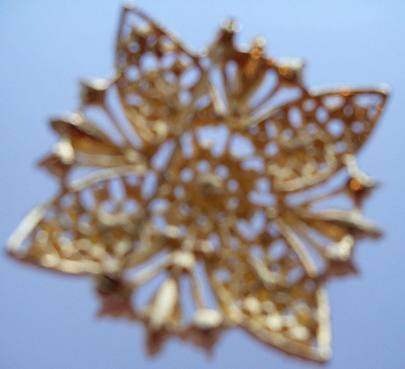 Exquisite Gold Tone Metal Brooch with Topaz Rhinestones Exquisite Gold Tone Metal Brooch with Topaz Rhinestones