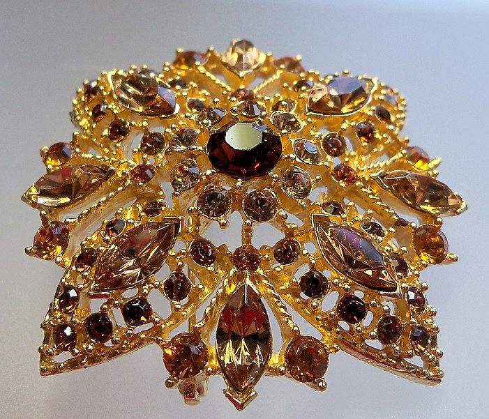 Exquisite Gold Tone Metal Brooch with Topaz Rhinestones Exquisite Gold Tone Metal Brooch with Topaz Rhinestones