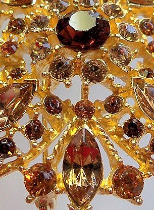 Exquisite Gold Tone Metal Brooch with Topaz Rhinestones Exquisite Gold Tone Metal Brooch with Topaz Rhinestones