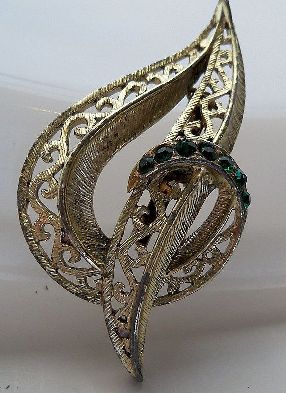 Openwork Leaf Brooch Highlighted Tiny Green Stones Openwork Leaf Brooch Highlighted Tiny Green Stones
