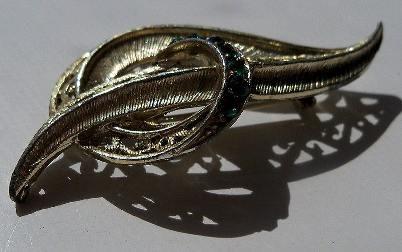 Openwork Leaf Brooch Highlighted Tiny Green Stones Openwork Leaf Brooch Highlighted Tiny Green Stones