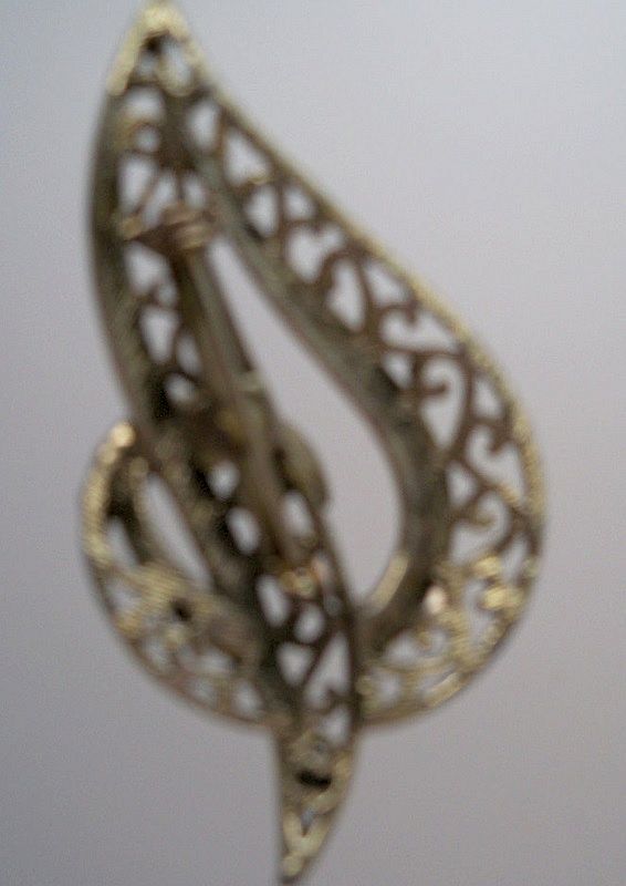 Openwork Leaf Brooch Highlighted Tiny Green Stones Openwork Leaf Brooch Highlighted Tiny Green Stones