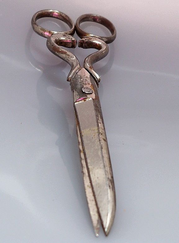 Figural Cobra Shank Scissors with Unusual Bow Placement Figural Cobra Shank Scissors with Unusual Bow Placement